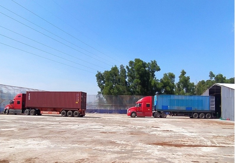 Distribution and container logistics vehicles